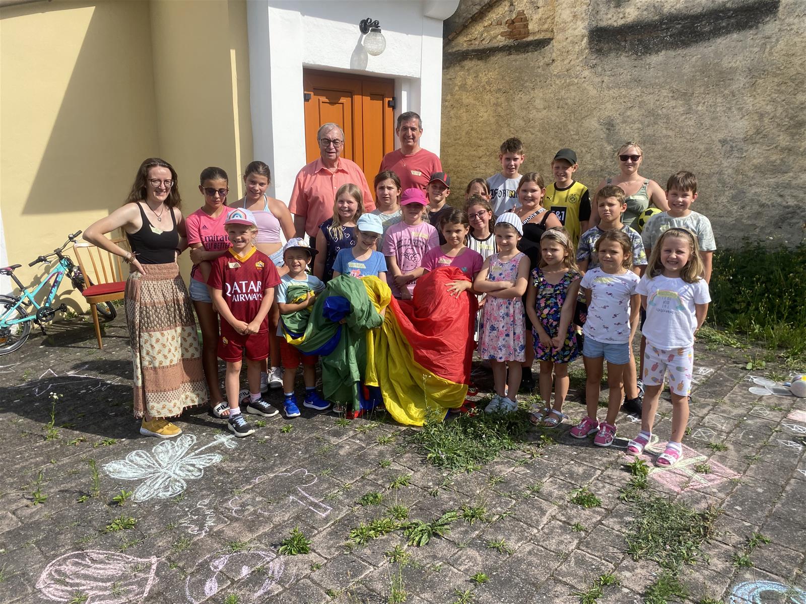 Foto: Bürgermeister Wolfram Erasim, Peter Heger, Julia Bartosch und Theresa Turecek mit den Teilnehmern beim Ferienspielnachmittag im ehemaligen Pfarrhof Rabensburg.